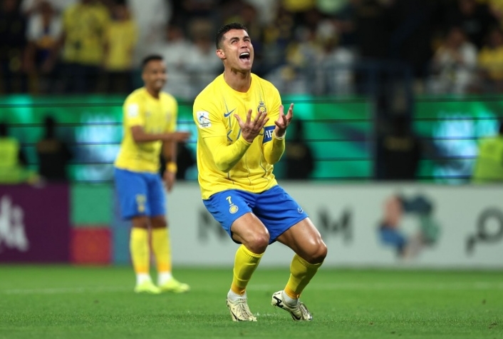 كريستيانو رونالدو هو 24 في ترتيب أغلى لاعبي كاليفورنيا ، بنزيمة هو 37