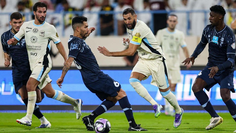 بنزيمة يبدأ الموسم بهاتريك ويقود الاتحاد للفوز الكبير
